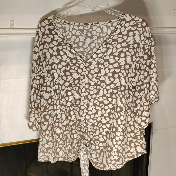 Tan Leopard / Cheetah V-neck Women's Medium Blouse With Tie Business Casual - Picture 2 of 9